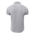Polo gris clair pour homme, manches courtes, col classique, tissu léger. Mode masculine, vêtement décontracté, style élégant et moderne.