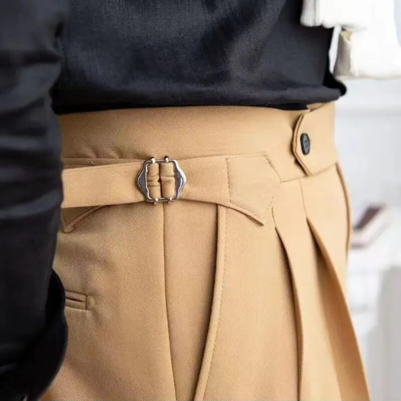 Pantalon beige élégant avec ceinture à boucle métallique, chemise noire. Mode masculine chic, tenue professionnelle, style moderne.