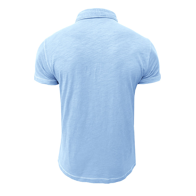 Polo bleu clair pour homme, manches courtes, col classique, tissu léger. Mode masculine, vêtement décontracté, style estival.