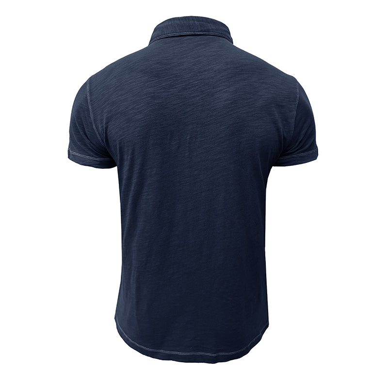 Polo bleu marine pour homme, manches courtes, col classique, tissu texturé. Mode masculine élégante, vêtement décontracté, style moderne.