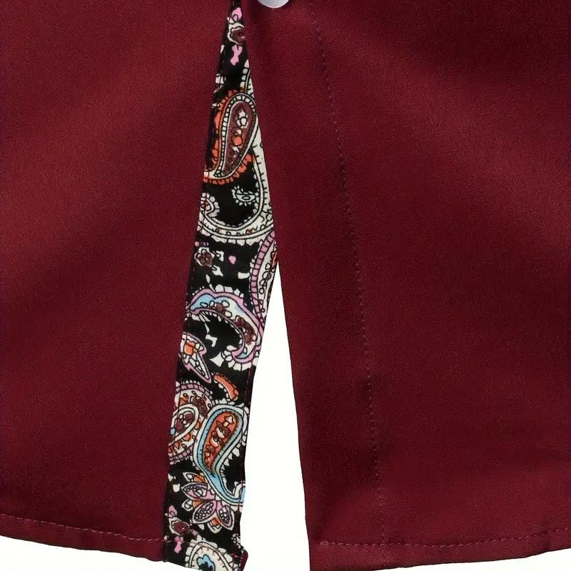 Chemise bordeaux avec motif cachemire coloré sur la doublure intérieure. Mode élégante, tendance automne, détails sophistiqués.