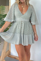 Robe en dentelle grise pour femme, manches évasées, décolleté en V, boutons décoratifs, style bohème chic, mode estivale tendance.