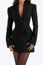 Robe blazer noire élégante pour femme, manches longues, boutons noirs, poches avant, style chic et moderne, idéale pour soirées ou événements formels.