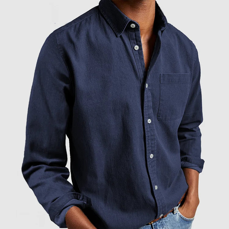 Chemise bleue en denim pour homme, manches longues, col boutonné, poche poitrine, style décontracté, idéale pour mode masculine moderne.