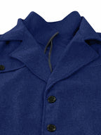 Manteau bleu en laine avec col rabattu et boutons noirs, style élégant et chaud, idéal pour l'hiver. Mode hiver, manteau laine, vêtement chaud.