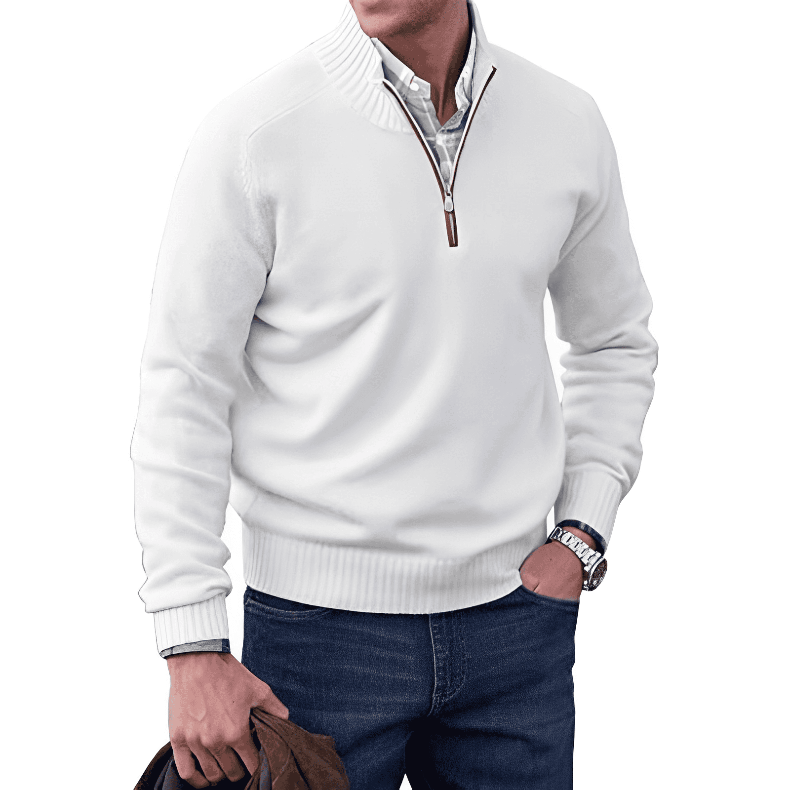 Homme portant un pull blanc à col zippé, chemise bleue, jean bleu, montre-bracelet argentée, tenant une veste marron. Mode masculine élégante.