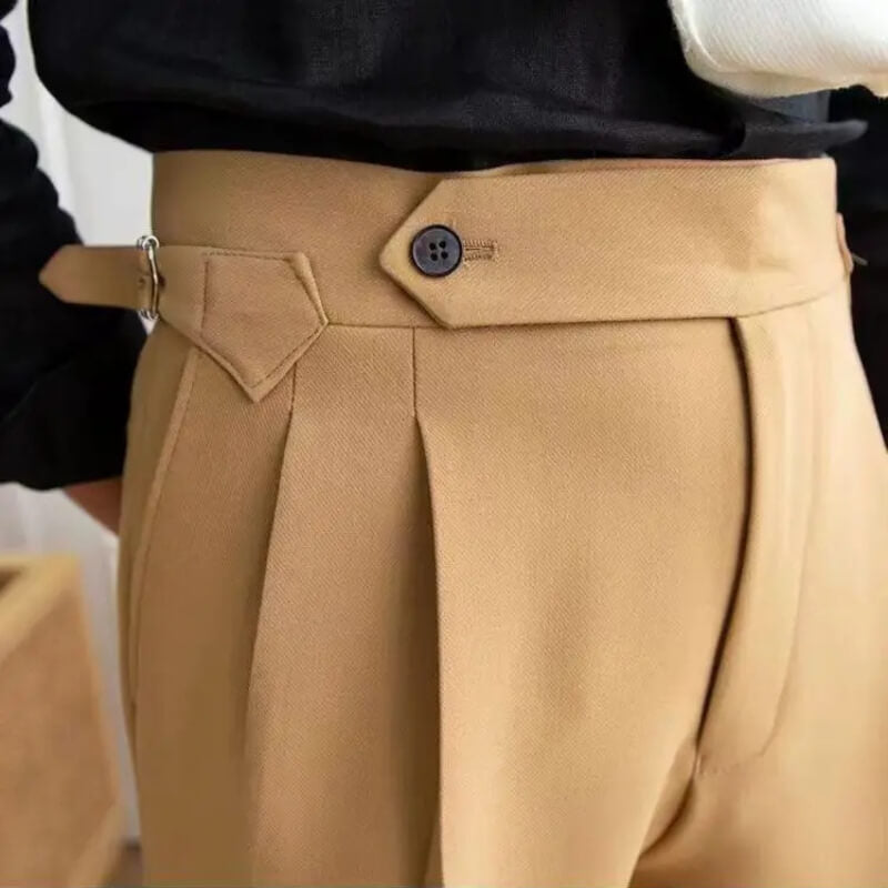 Pantalon beige taille haute avec plis, ceinture ajustable et bouton noir, mode élégante pour femmes, style chic et moderne.