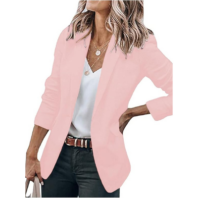 Femme portant un blazer rose élégant, chemisier blanc et collier, tenant un livre. Mode féminine chic, tenue professionnelle moderne.