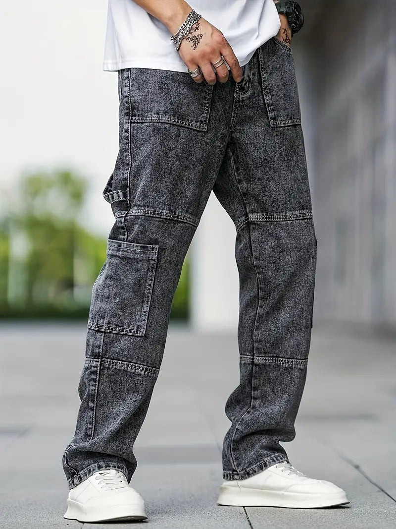 Jeans gris délavé pour homme avec poches multiples, style décontracté, portés avec des baskets blanches. Mode urbaine tendance.