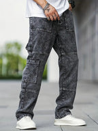 Jeans gris délavé pour homme avec poches multiples, style décontracté, portés avec des baskets blanches. Mode urbaine tendance.