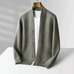 Cardigan gris élégant pour homme sur cintre, avec t-shirt blanc en dessous. Mode masculine, vêtement automne-hiver, style décontracté chic.