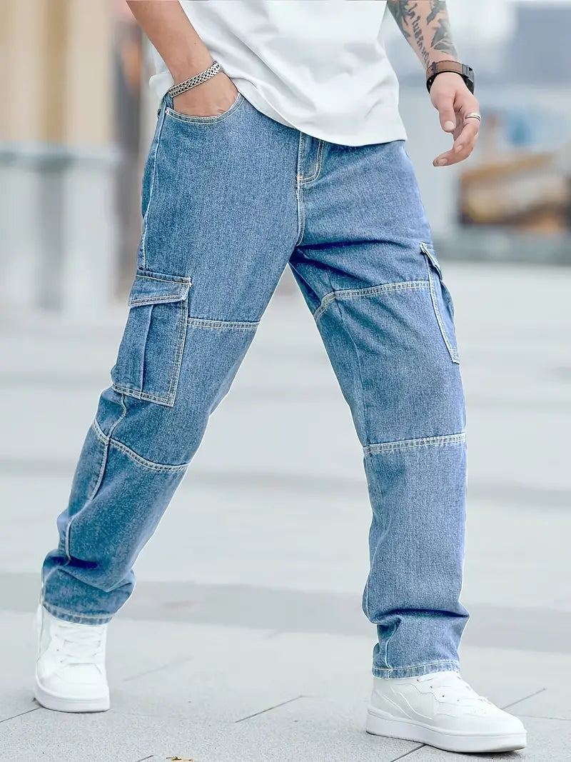 Jeans cargo homme en denim bleu avec poches latérales, portés avec des baskets blanches et un t-shirt blanc. Mode urbaine décontractée.