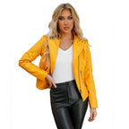 Femme portant une veste en cuir jaune, t-shirt blanc et pantalon noir. Mode tendance, style automne, look chic et moderne.
