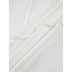 Texture de tissu blanc en coton côtelé, gros plan. Matériau doux et confortable, idéal pour vêtements et mode. Fond neutre et élégant.