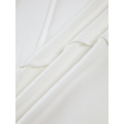 Texture de tissu blanc en coton côtelé, gros plan. Matériau doux et confortable, idéal pour vêtements et mode. Fond neutre et élégant.