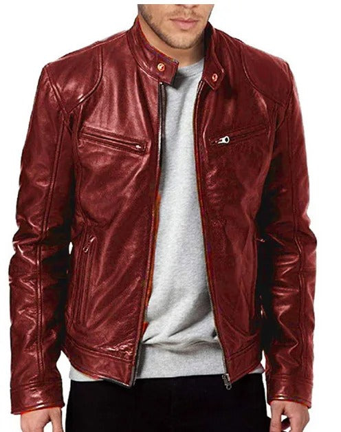 Blouson en cuir rouge pour homme, style motard, avec fermeture éclair et poches zippées, parfait pour un look tendance et moderne.
