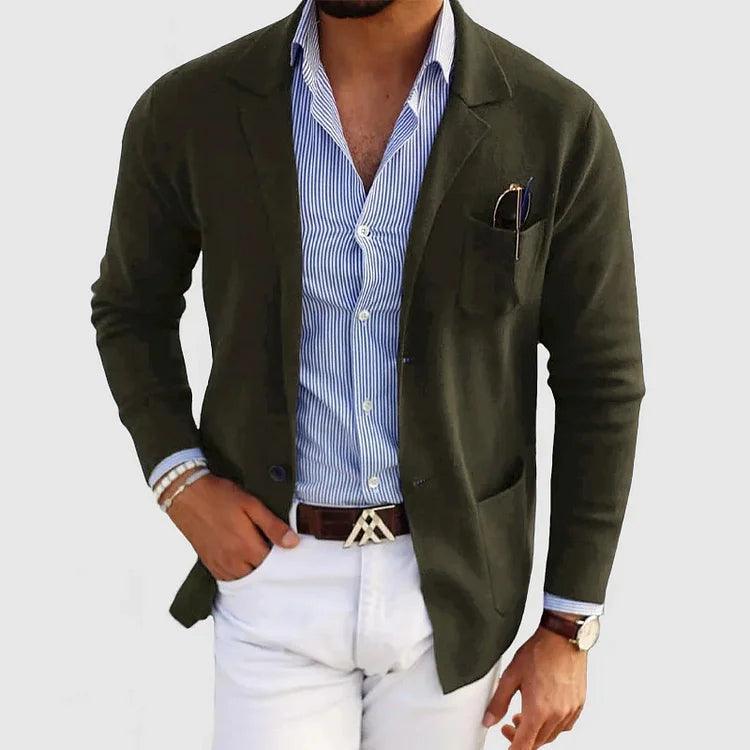 Homme en blazer vert foncé, chemise rayée bleue, pantalon blanc; style élégant et moderne, mode masculine, tenue chic décontractée.