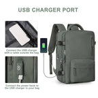 Sac à dos gris avec port de charge USB intégré, poches multiples, idéal pour voyages et travail. Connectivité pratique pour appareils électroniques.