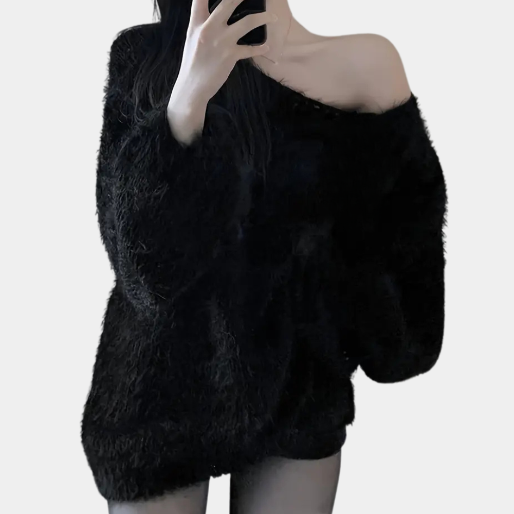 Femme en pull noir en fausse fourrure, épaules dénudées, prenant un selfie. Mode hiver, style décontracté, tendance vêtements chauds.