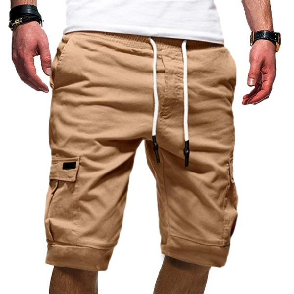 Short beige cargo avec cordon de serrage, poches latérales, porté par un homme. Mode décontractée, tendance été, bermuda pratique.