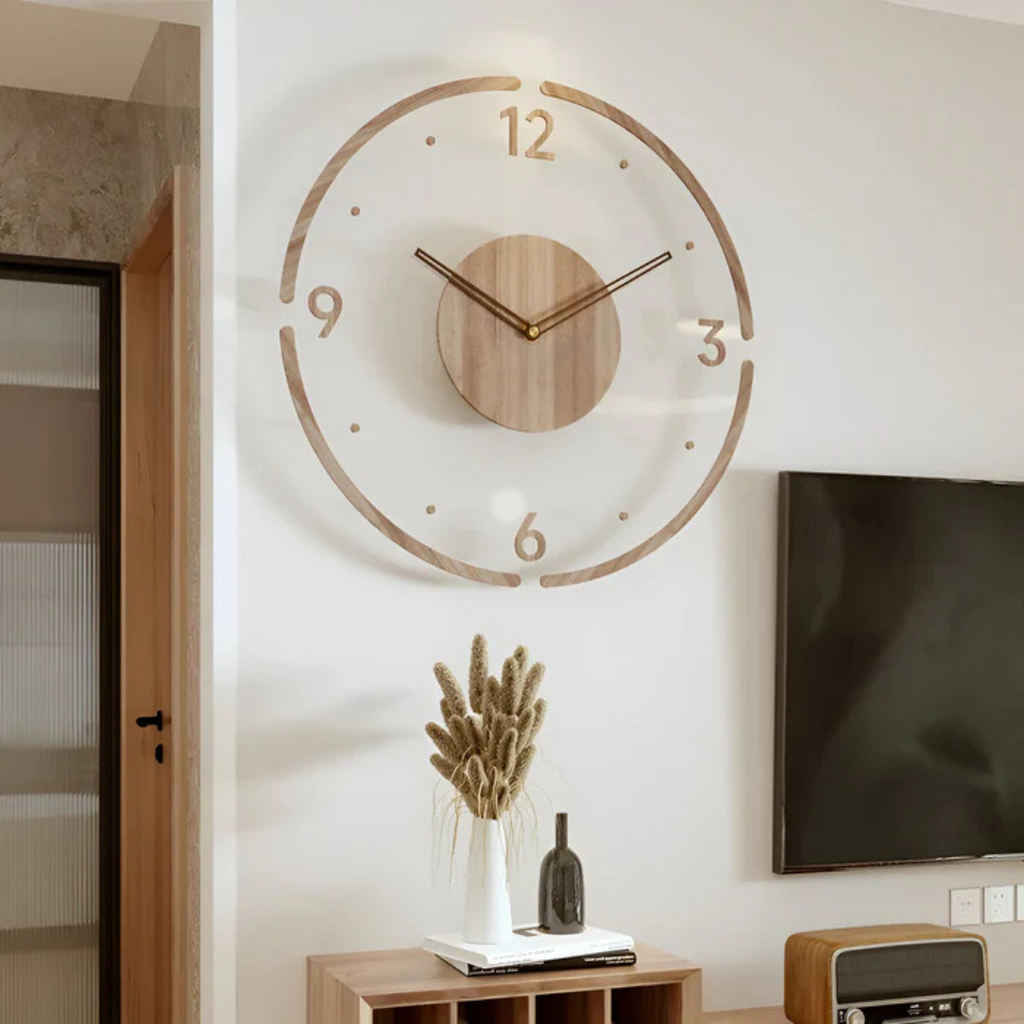 Horloge murale en bois moderne avec chiffres minimalistes, suspendue dans un salon élégant. Décoration intérieure contemporaine et design épuré.