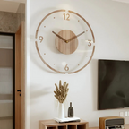 Horloge murale en bois moderne avec chiffres minimalistes, suspendue dans un salon élégant. Décoration intérieure contemporaine et design épuré.