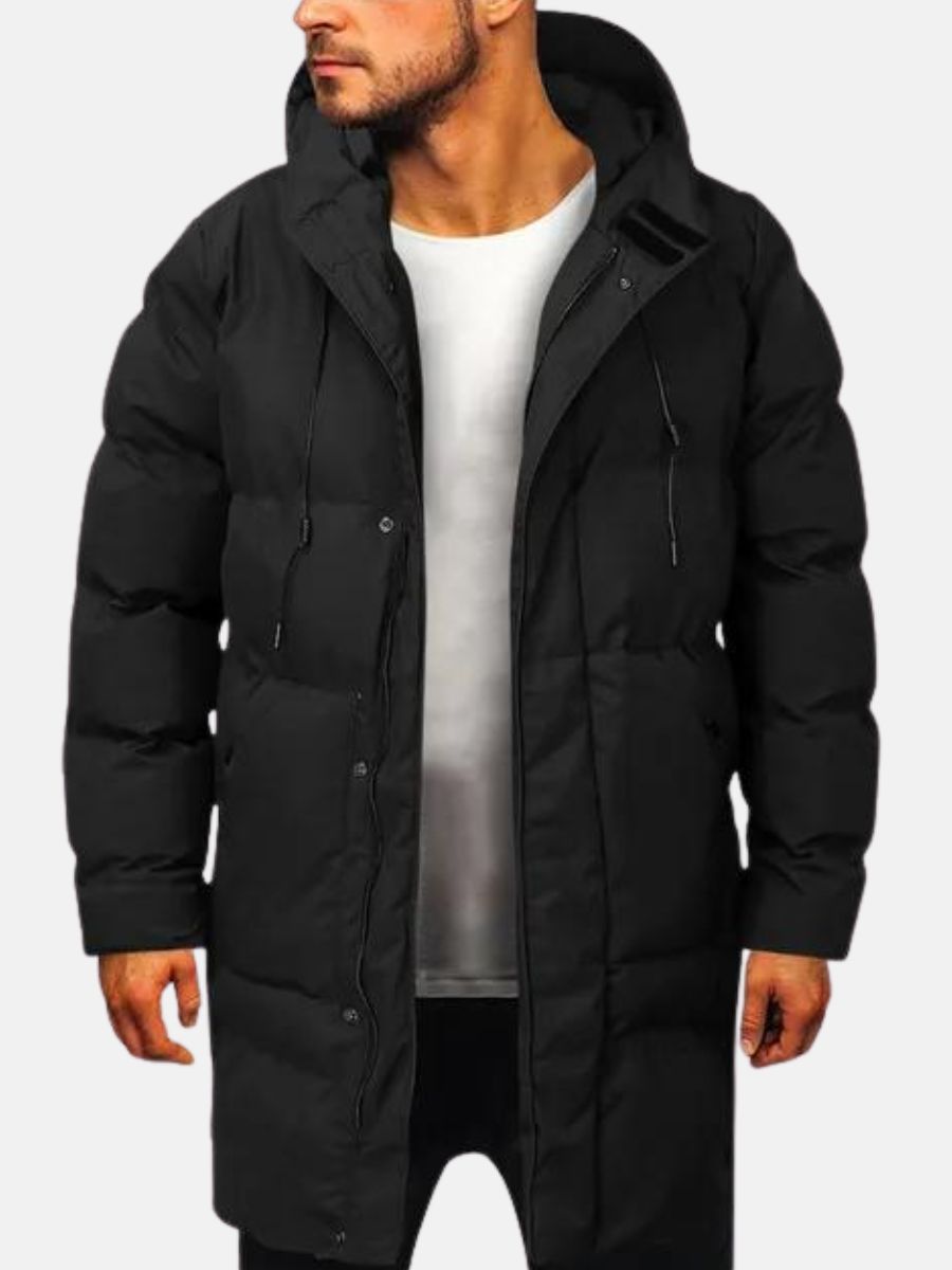Homme portant un manteau d'hiver noir avec capuche, style parka, sur fond blanc. Mode masculine, vêtement chaud, tendance hiver.