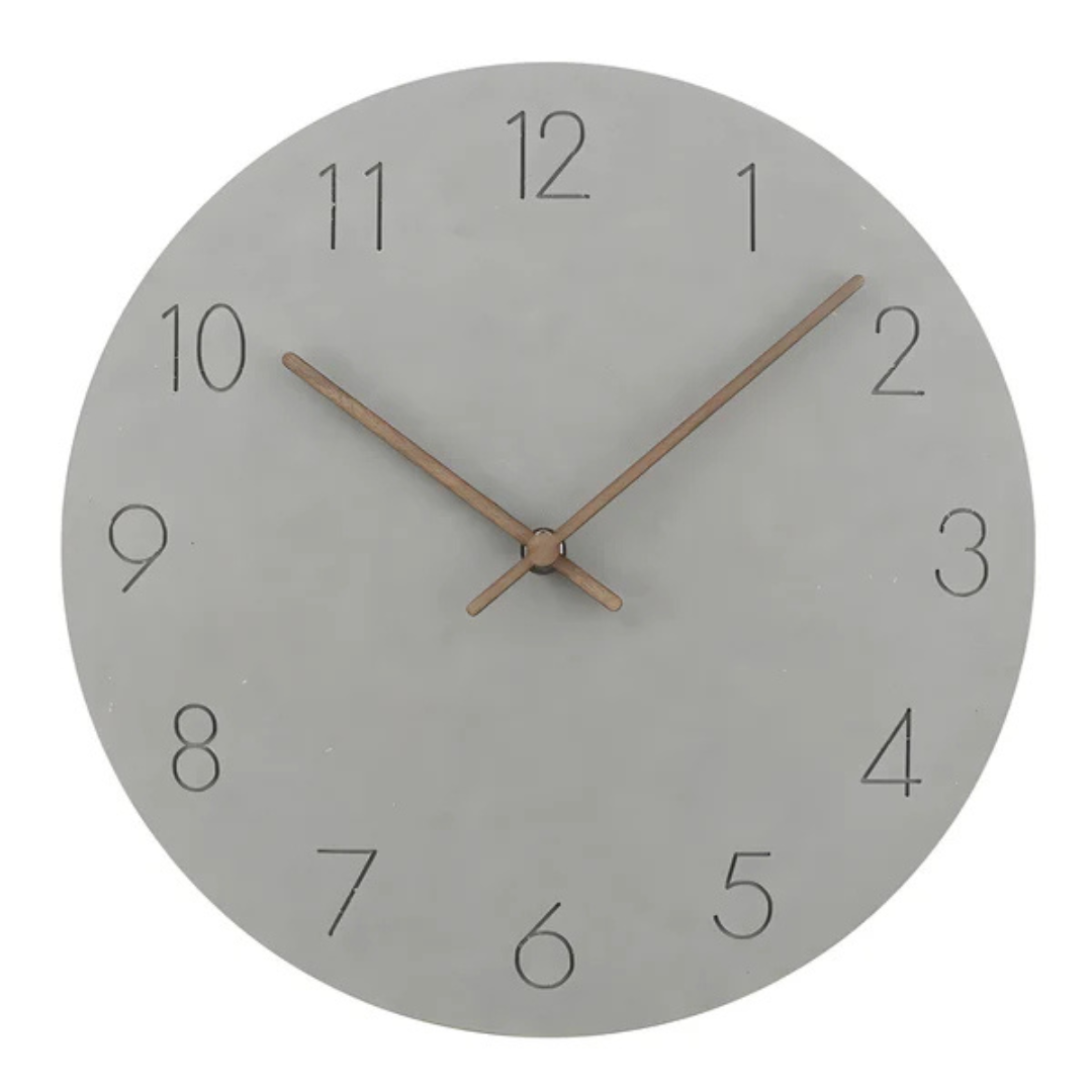 Horloge murale ronde grise minimaliste avec chiffres noirs et aiguilles marron, design moderne, décoration intérieure élégante.