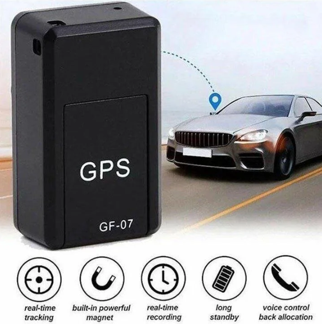 Traceur GPS GF-07 noir avec voiture en arrière-plan, fonctionnalités: suivi en temps réel, aimant puissant, enregistrement, longue autonomie, commande vocale.