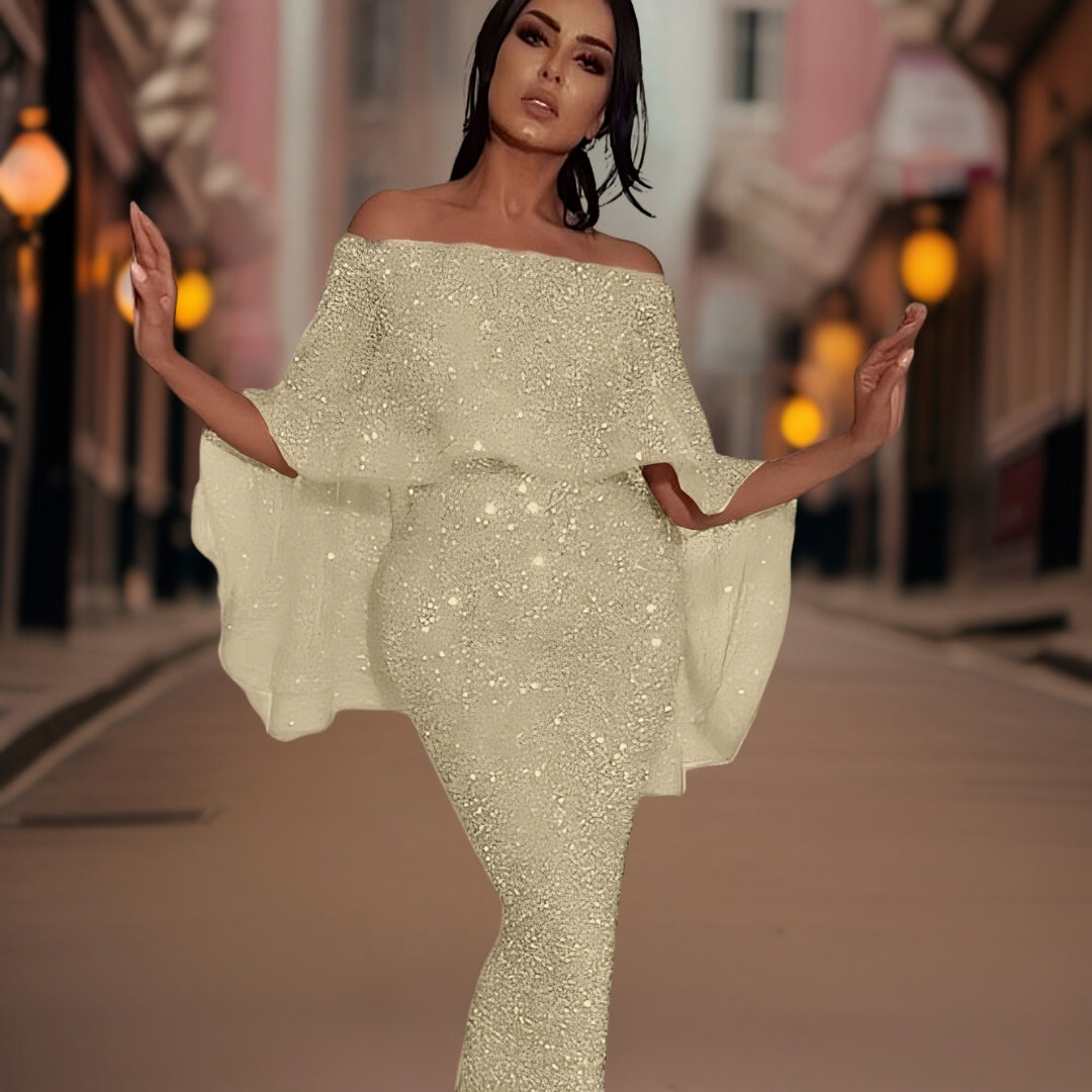 Robe de soirée élégante et scintillante portée par une femme dans une rue urbaine, éclairée par des lampadaires, style glamour et chic.
