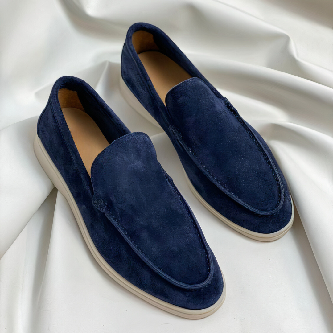 Mocassins en daim bleu marine sur fond blanc, élégants et modernes, parfaits pour un style décontracté ou formel. Chaussures tendance pour homme.