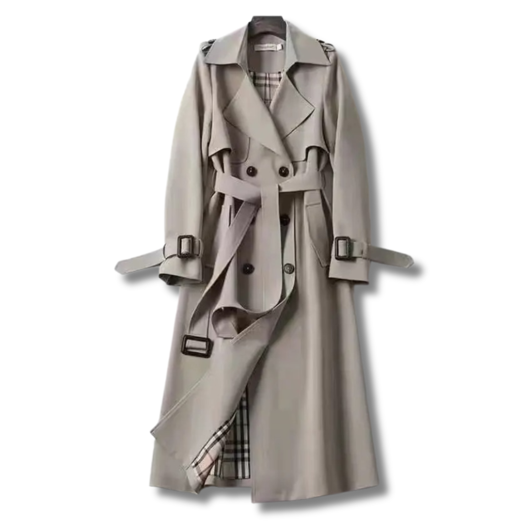 Trench-coat gris élégant avec ceinture, boutons marron et doublure à carreaux. Mode automne, manteau classique, style intemporel.