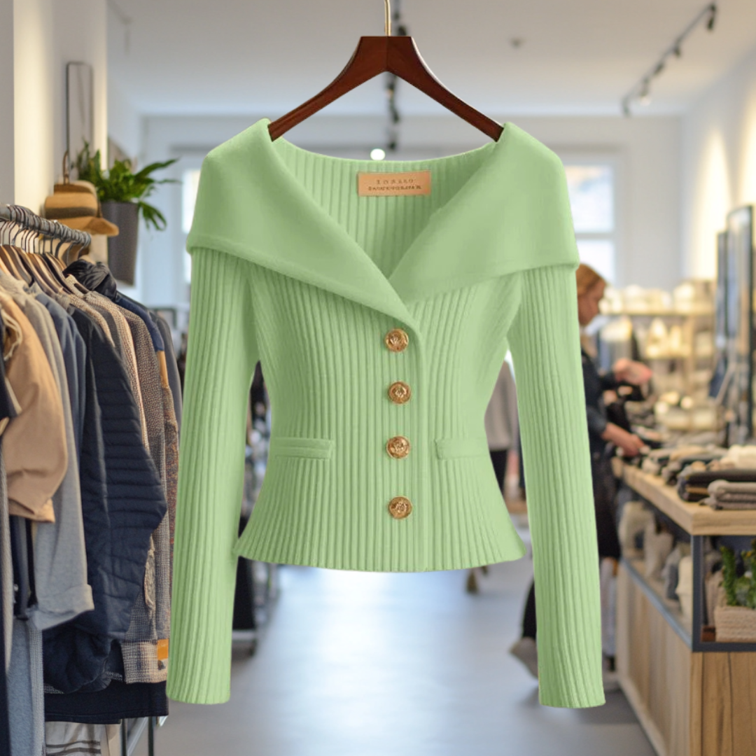 Veste en tricot vert clair avec boutons dorés, suspendue dans une boutique de mode moderne. Vêtements élégants, tendance automne-hiver.