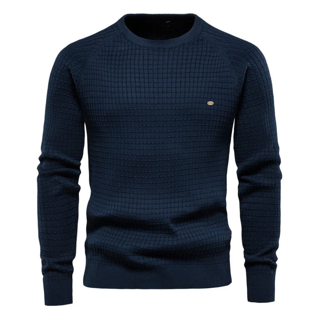 Pull bleu marine en maille texturée, col rond, manches longues, idéal pour l'hiver. Mode homme élégante et confortable.