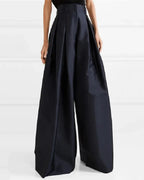 Pantalon large noir femme, taille haute, style ample et élégant, mode contemporaine, idéal pour tenues chics et décontractées.