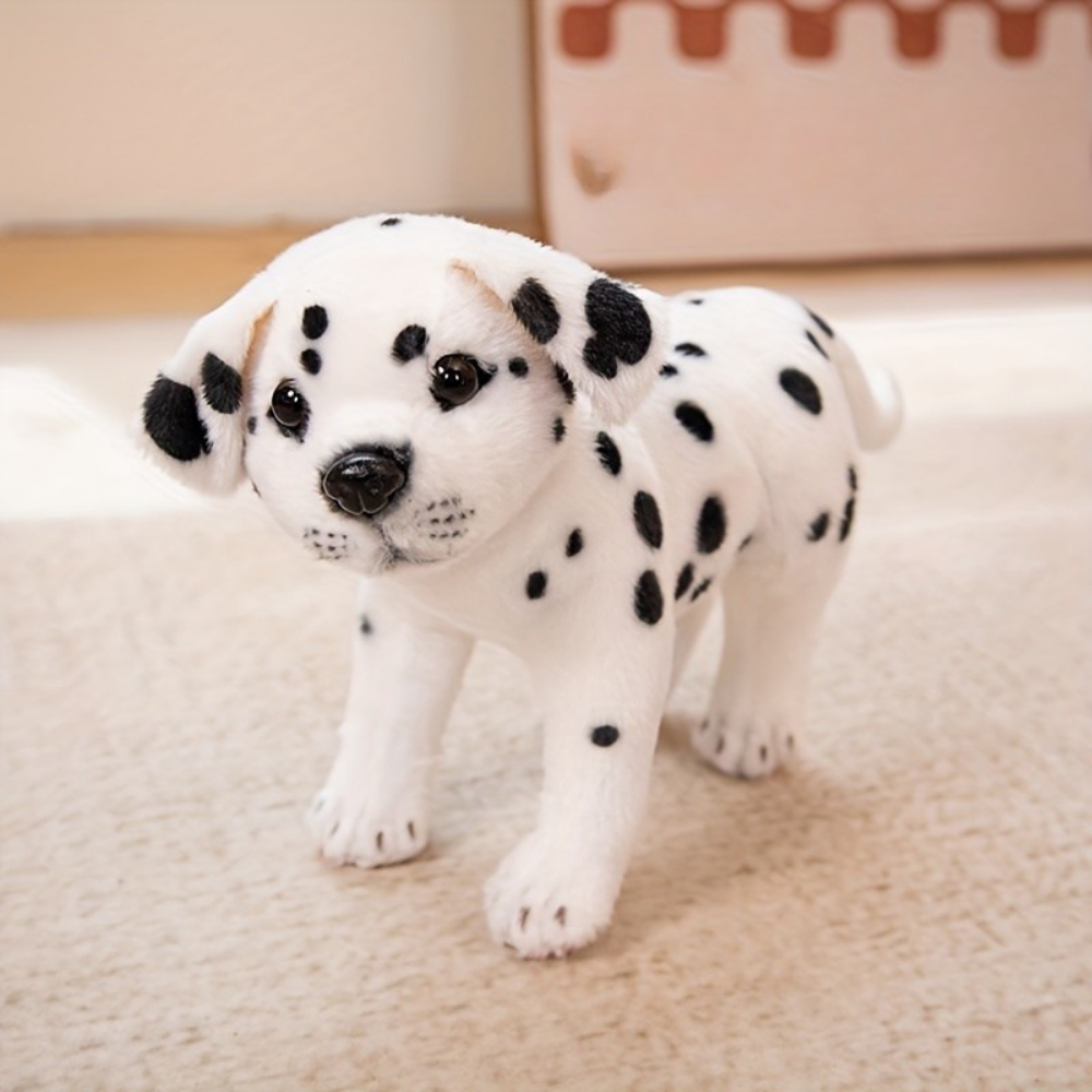 Chiot en peluche dalmatien blanc avec taches noires, debout sur un tapis beige. Jouet doux pour enfants, décoration chambre, cadeau parfait.