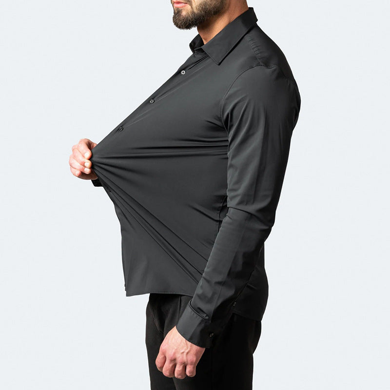 Homme portant une chemise noire extensible, démontrant l'élasticité du tissu. Mode masculine, chemise ajustée, confort et style moderne.