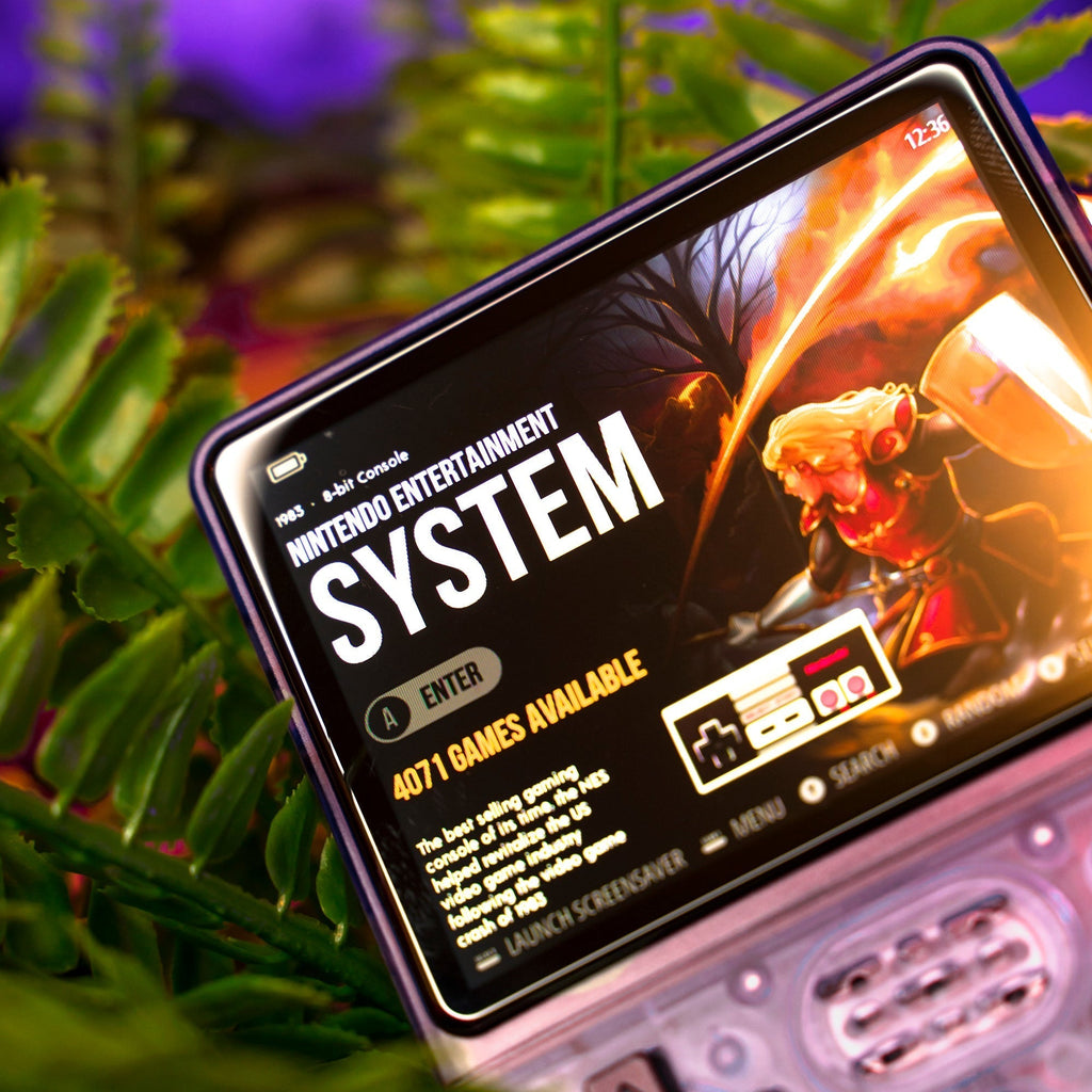 Console de jeu rétro portable affichant l'écran de sélection de jeux Nintendo, entourée de feuillage vert. Plus de 4000 jeux disponibles.
