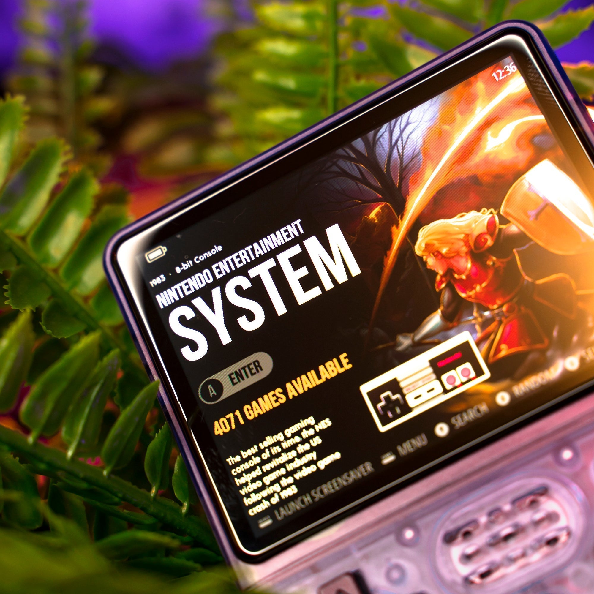 Console de jeu rétro portable affichant l'écran de sélection de jeux Nintendo, entourée de feuillage vert. Plus de 4000 jeux disponibles.