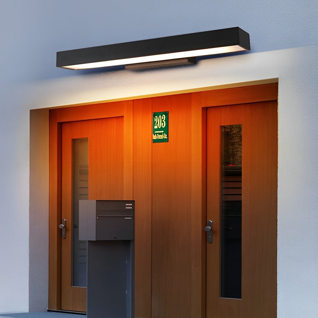 Porte d'entrée moderne en bois avec boîte aux lettres grise, éclairée par une applique murale noire, numéro 203 visible, design contemporain.