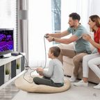 Famille jouant à un jeu vidéo rétro sur console classique, père et mère encouragent leur fils assis sur un coussin devant la télévision.
