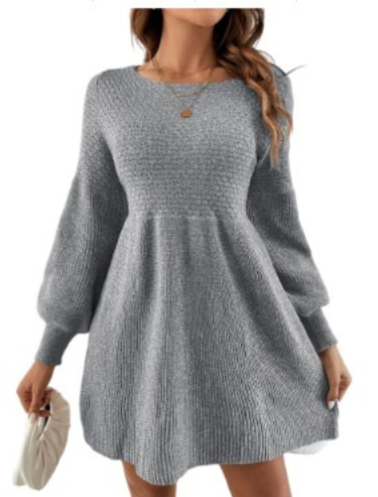 Robe pull grise élégante avec manches longues bouffantes, tenue automne-hiver tendance, femme tenant un sac à main blanc, mode féminine chic.