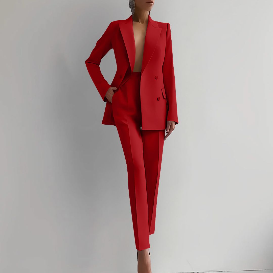 Costume rouge élégant pour femme, style moderne et chic, veste à double boutonnage, pantalon ajusté, mode féminine tendance.
