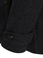 Manche de manteau en laine noire avec bouton, texture épaisse et élégante, vêtement d'hiver chaud, mode homme, style classique et intemporel.