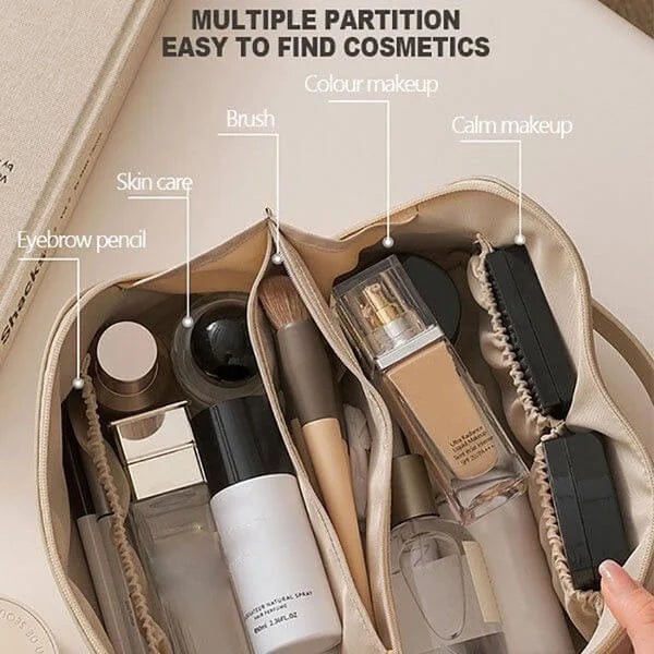 Trousse de maquillage beige avec compartiments multiples, contenant pinceaux, fond de teint, soins de la peau, crayon à sourcils. Organisation cosmétique.