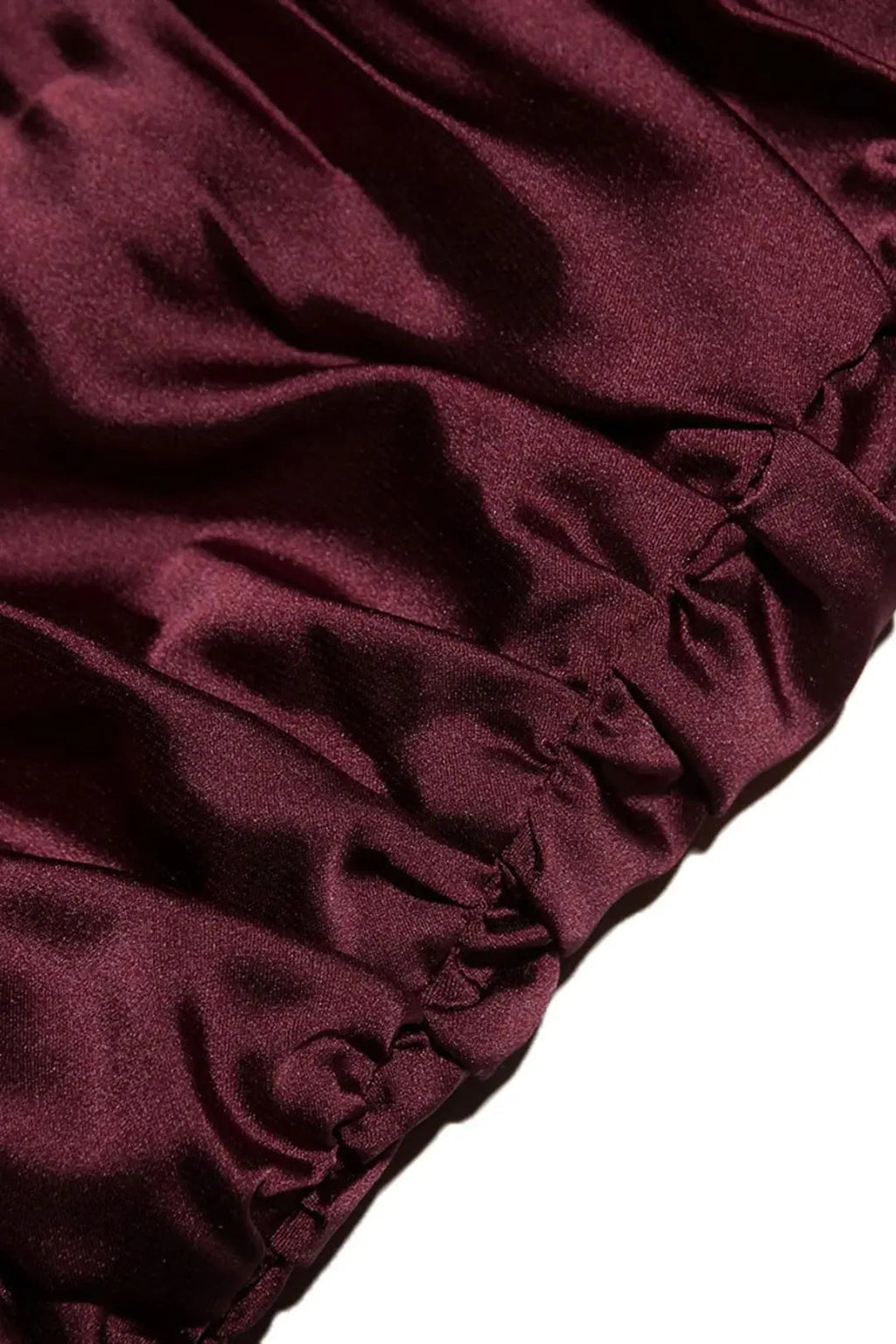Satin bordeaux plissé, texture lisse et brillante, tissu luxueux pour vêtements élégants, mode féminine, textile haute qualité.