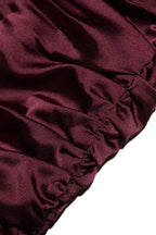 Satin bordeaux plissé, texture lisse et brillante, tissu luxueux pour vêtements élégants, mode féminine, textile haute qualité.