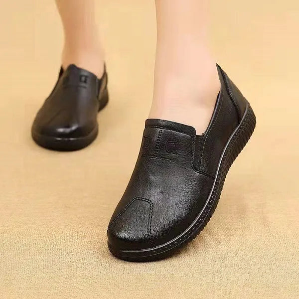 Chaussures en cuir noir pour femmes, style mocassin, semelle antidérapante, confortables et élégantes, idéales pour un usage quotidien.