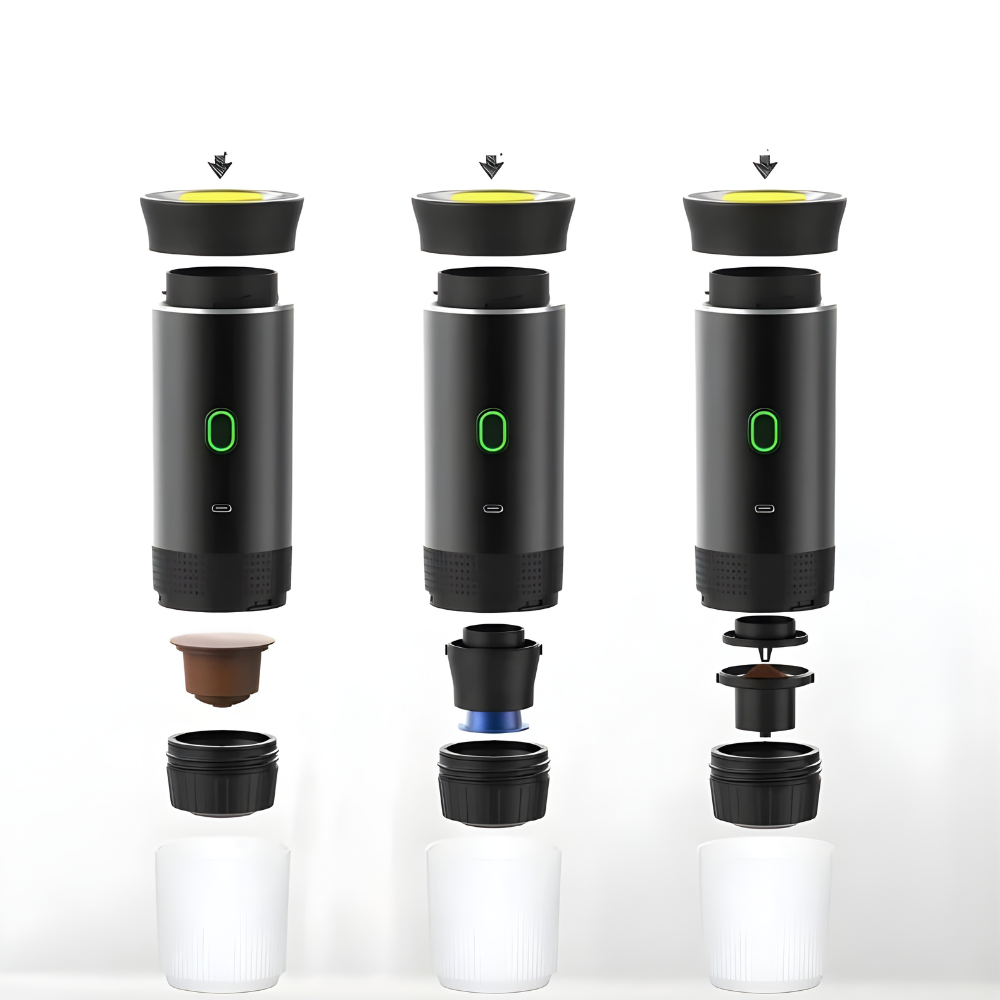 Cafetière portable noire avec capsules interchangeables, affichant trois étapes d'assemblage. Design moderne, bouton vert lumineux, fond blanc.