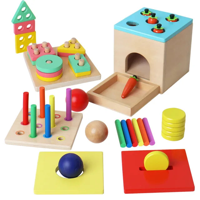 Jouets éducatifs en bois colorés pour enfants, comprenant formes géométriques, blocs empilables, et boîte à carottes, favorisant l'apprentissage ludique.